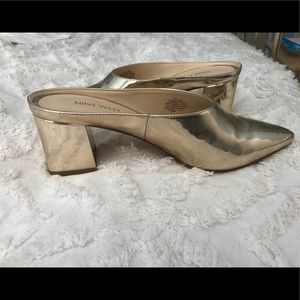 Pointed toe, metallic gold mules